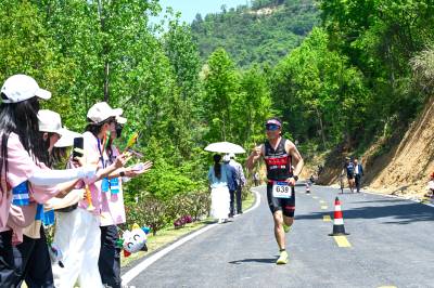 湖北浠水：“铁人中国”系列赛首站浠水开赛 520名选手竞逐