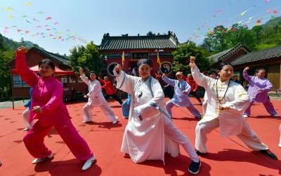  三月三庙会展示武当武术  