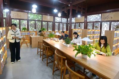 湖北通城：公园书房阅读满书香
