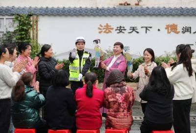 湖北荆门：非遗皮影唱响“平安戏” 