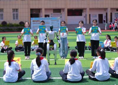 湖北巴东：与机器人一起阅读（客户端采稿）