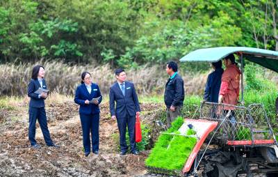  浠水：田头送贷助春耕