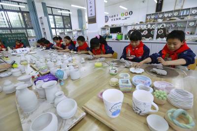    劳动润童手 陶艺养匠心