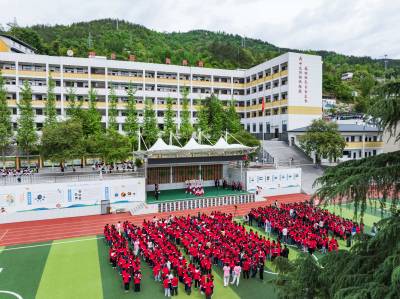  游园品经典 书香润童年