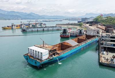 葛洲坝号万吨级纯电动散货船完成主推进系统负荷试验