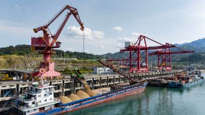 湖北秭归：秭归港码头集装箱作业忙  三峡翻坝枢纽运转高效