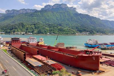 宜昌：新能源货船建造“马力全开”