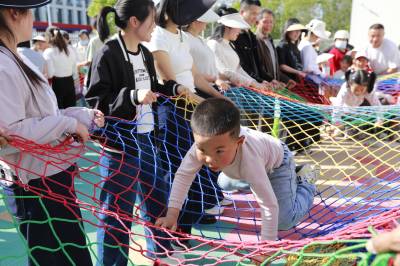 阳光欢笑亲子情 