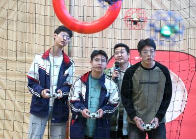 湖北荆门：青少年角逐“空中绿茵场”      