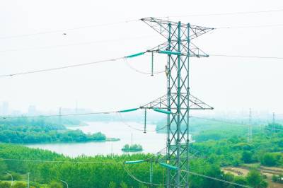 湖北沙洋：塔上“穿针引线”  消除线路隐患