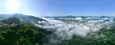  云海绕山峦 山城美如画