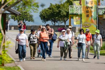 湖北秭归：外国游客乐游屈原故里