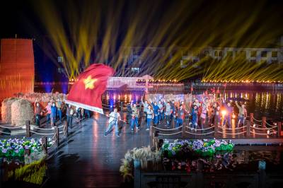 《洪湖赤卫队》实景呈现在洪湖瞿家湾首演（客户端采稿）