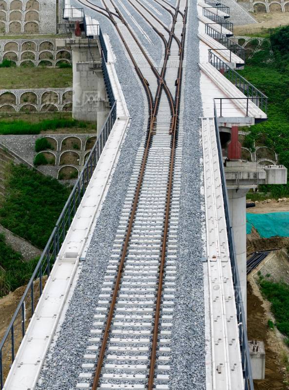985902