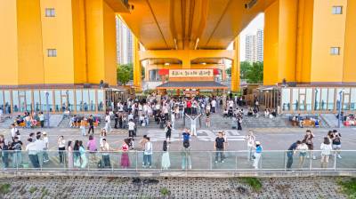 湖北武汉：桥下空间新景引客来（客户端采稿）