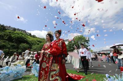 千绣为媒：花海作证 ——竹山9对新人520领取“幸福凭证”