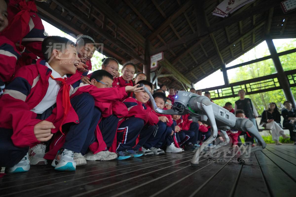 989703