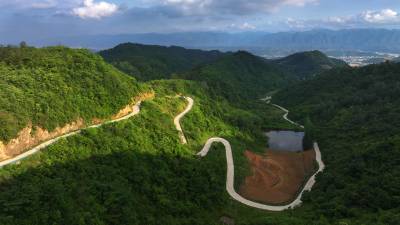 湖北房县：泥巴路变成“四好农村路”