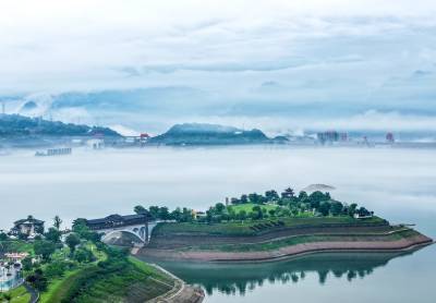 雨中三峡现水墨画卷