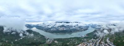 巴东：“黄金水道”运输忙 巫峡翠影入画来