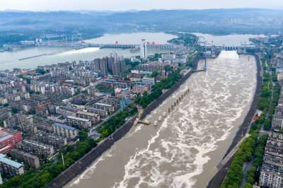 葛洲坝水力发电厂开启三江冲沙闸冲淤试验
