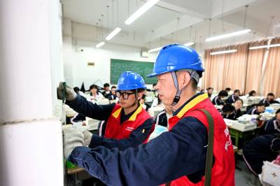  靠前排查保供电 清凉护航高考考场（客户端采稿）