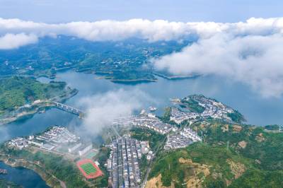 竹山：云雾缭绕圣水湖 绘就乡村振兴画卷