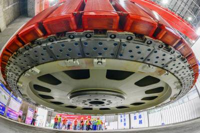 竹山县潘口抽水蓄能电站首台机组转子吊装成功（客户端采稿）
