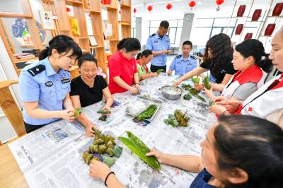 保康：民警进社区包粽子话反诈（客户端采稿）