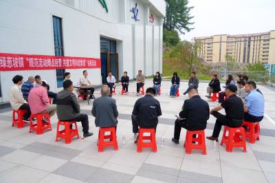 湖北巴东：一线协商办实事 规范摊点靓集镇