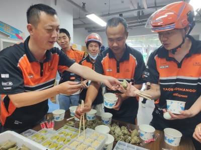 武汉:粽情爽新驿路安康 端午不忘关爱他们