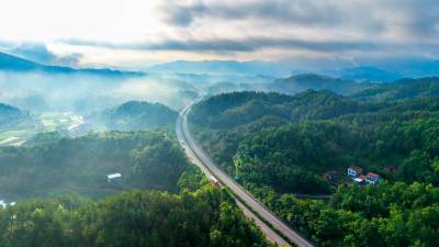英山：路畅业兴乡村美