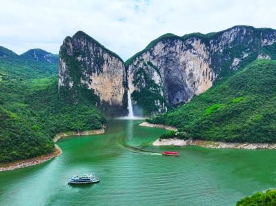 湖北建始： 泛舟蝴蝶崖 奇峰引客来