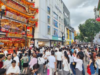 湖北武汉:全国闻名步行街江汉路端午小长假人流如潮逛街购物