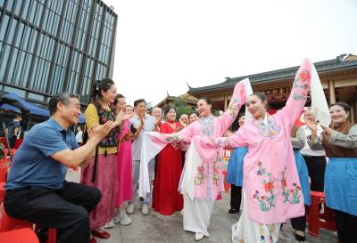 湖北荆门：京剧票友唱红戏颂党恩