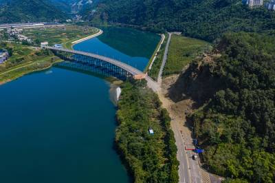 竹山20天攻坚国道滑坡险情
