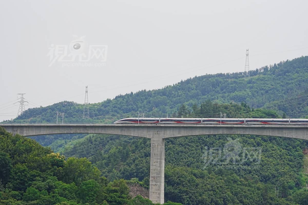 996258