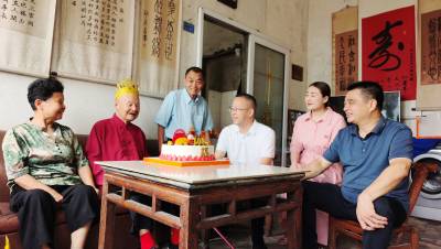 谷城：百岁老兵与党同庆生