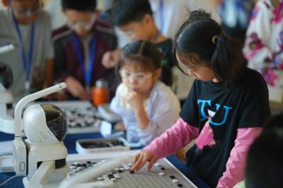 湖北巴东：少年棋手“人机对弈”启新趣（客户端采稿）