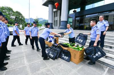 保康警方斥资百万为一线民辅警配发警务防护装备