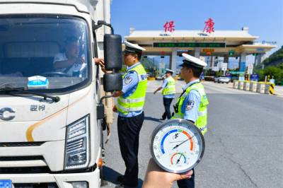 不惧“烤”验，保康民警坚守一线“汗”卫平安（客户端采稿）
