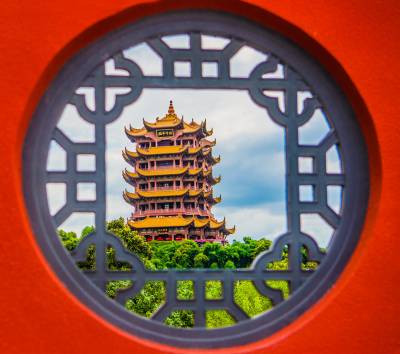 湖北武汉：蓝天白云下的黄鹤楼