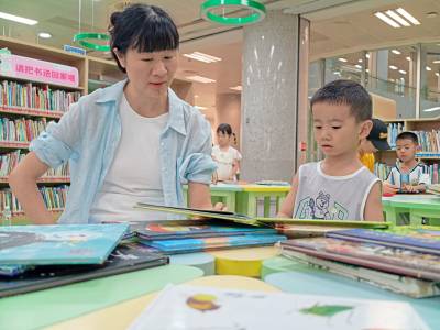 湖北武汉：图书馆里觅书香