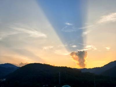 霞光落山野 暮色染山城