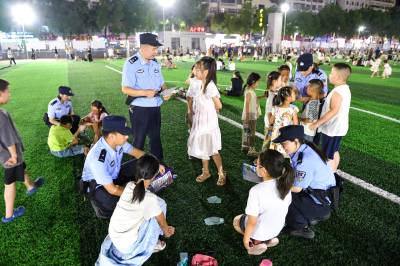 夏夜护苗不打烊，保康民警在纳凉现场开讲安防课（客户端采稿）