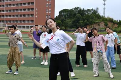 湖北通城：大学生“爱心托管”乡村儿童（客户端采稿）