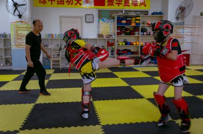 湖北十堰：学生截拳道馆里度暑假（客户端采稿）