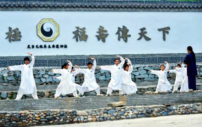  外省游客暑假携子慕名来武当学武健身