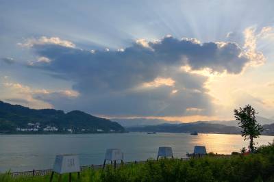 夷陵：霞光穿云洒峡江